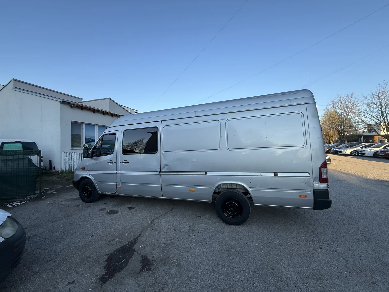 Дългият Sprinter на VS Stroy 83 — за доставка на материали