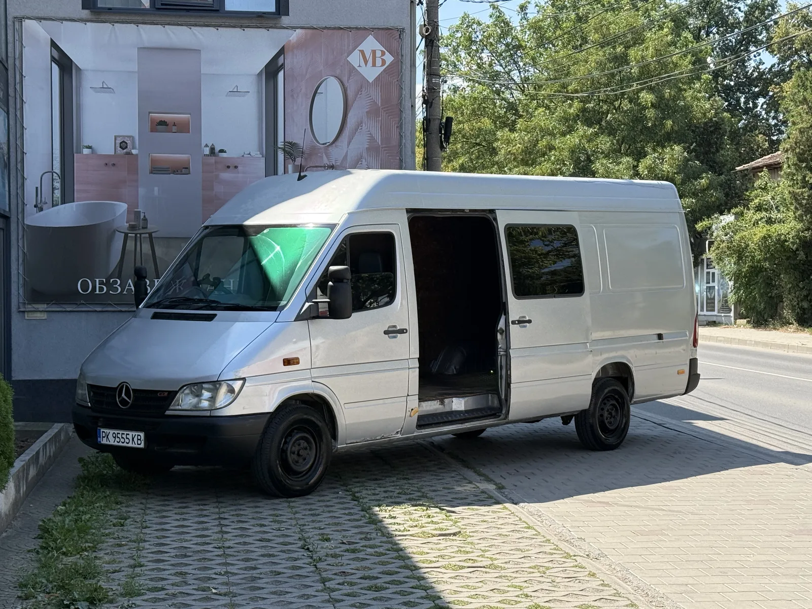 Бус Mercedes Sprinter на VS Stroy 83 на улицата